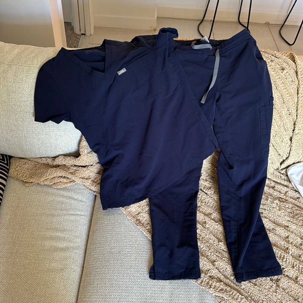 Figs Women’s Zamora Jogger Scrub Pants & Catarina One-Pocket Scrub top Navy SET
